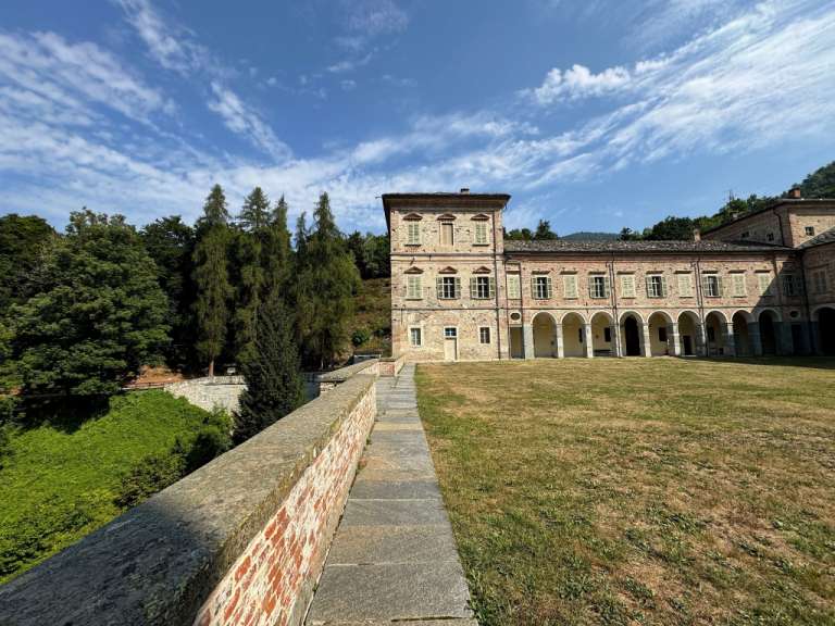 Ein sehr großes Gebäude mit vielen Fenstern