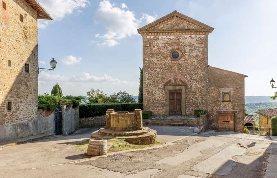 Eine kleine Kirche mit einem Brunnen davor