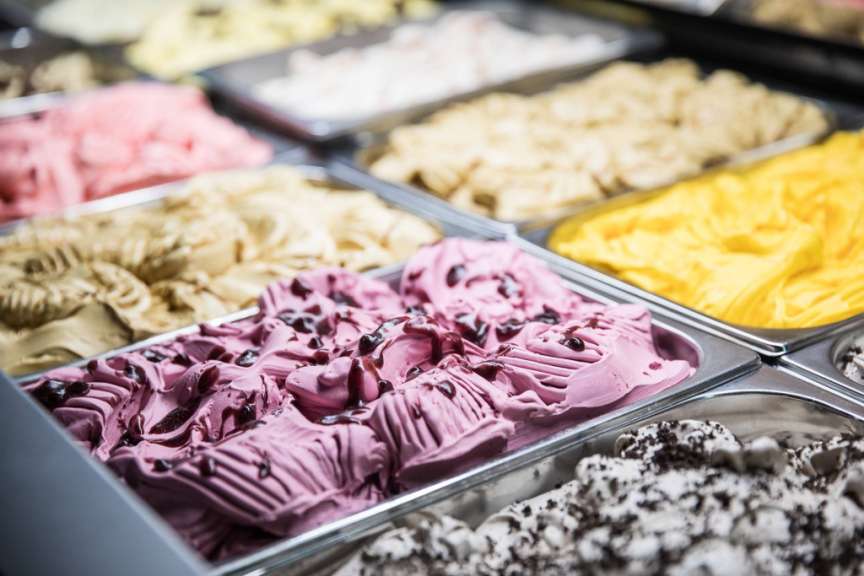 Verschiedene Arten von Eis in Schüsseln auf einem Tisch