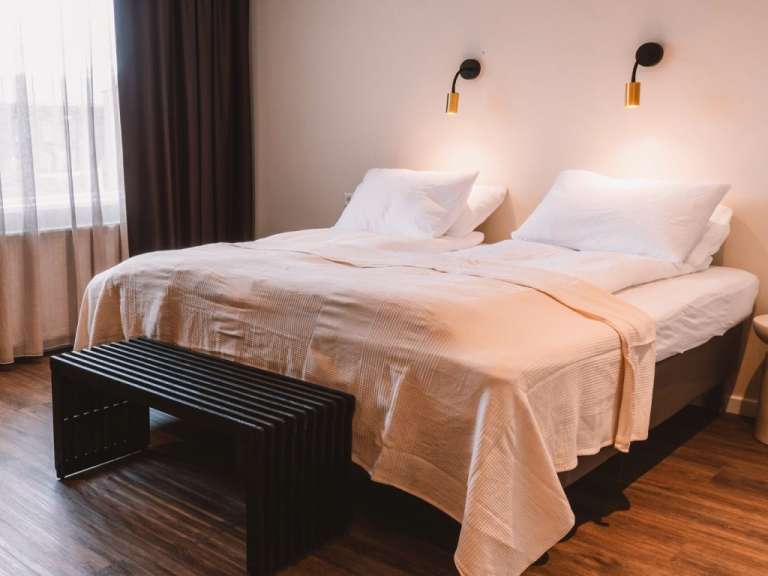 Ein Hotelzimmer mit zwei Betten und einer Bank