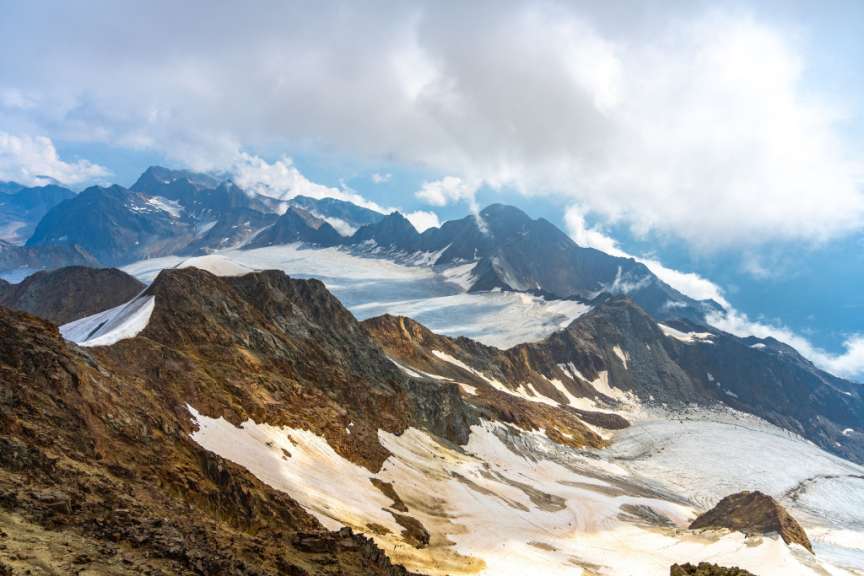 Ein schneebedeckter Berg mit einem Gletscher im Vordergrund