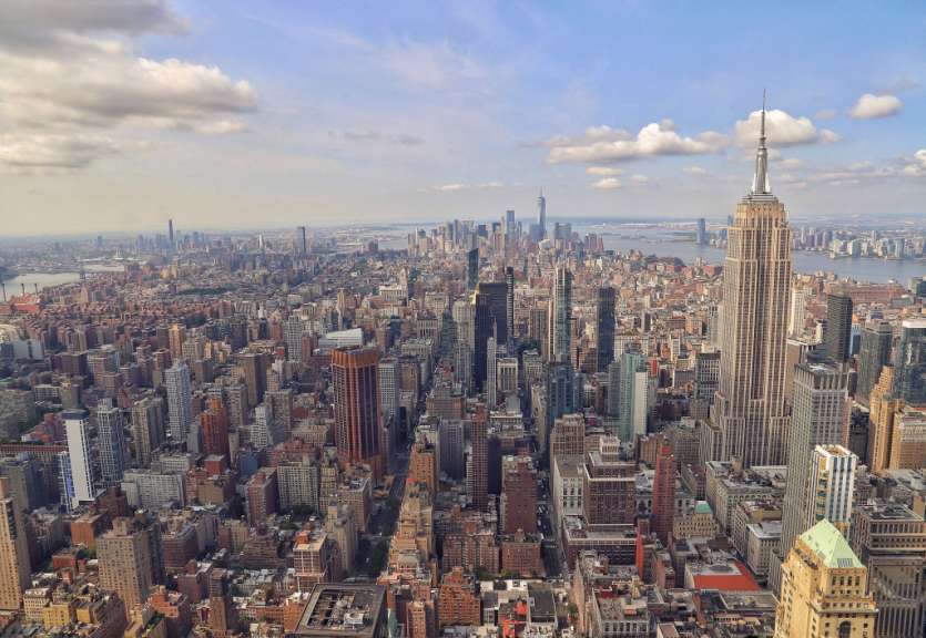 Eine Stadtlandschaft mit vielen Gebäuden und dem empire state building im Vordergrund