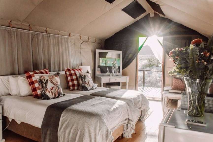 Ein Schlafzimmer mit zwei Betten und einem Spiegel