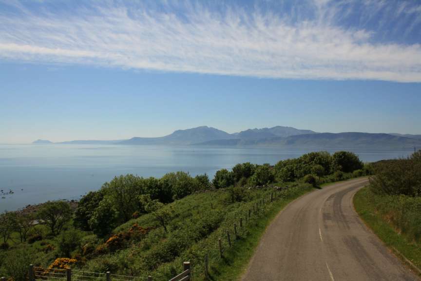 Eine Straße mit Blick auf das Meer und die Berge
