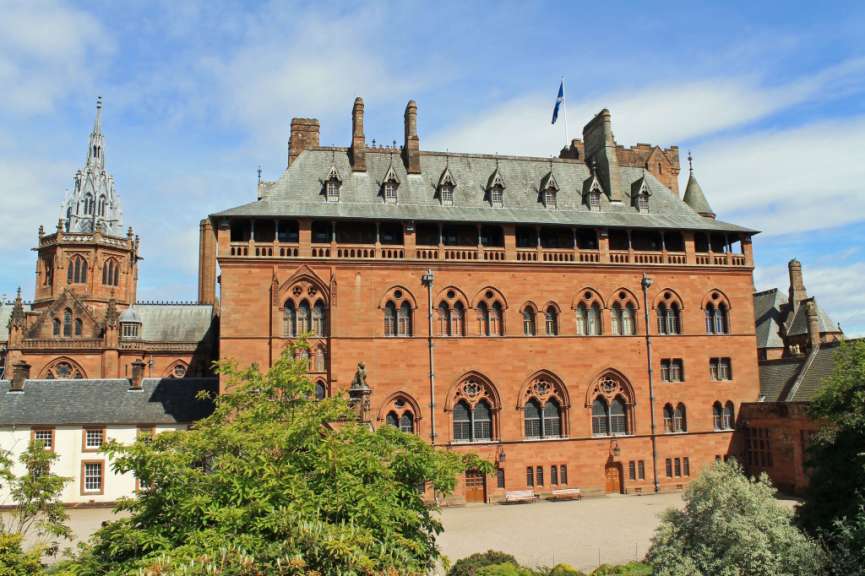 Ein großes rotes Gebäude mit einem Turm dahinter