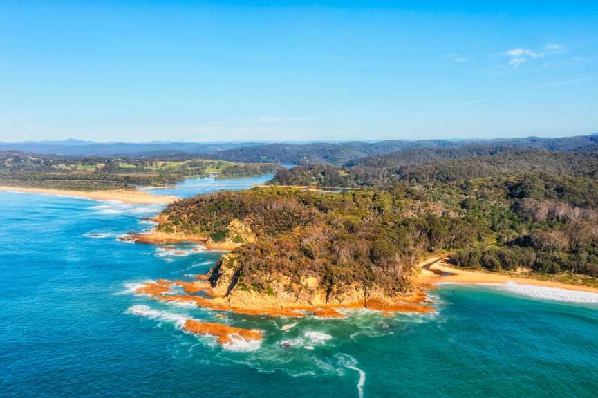 Eine Luftaufnahme einer Küste mit Bäumen und Felsen