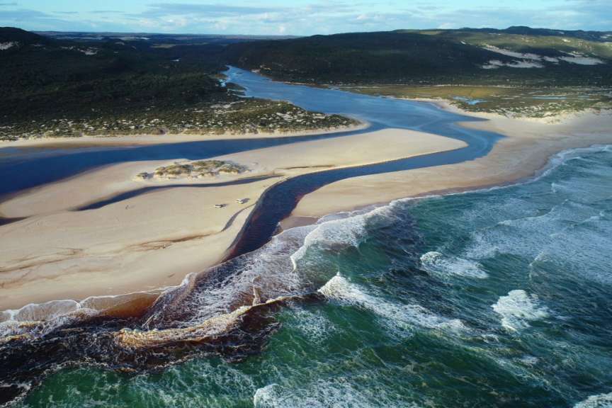 Eine Luftaufnahme eines Flusses und eines Strandes