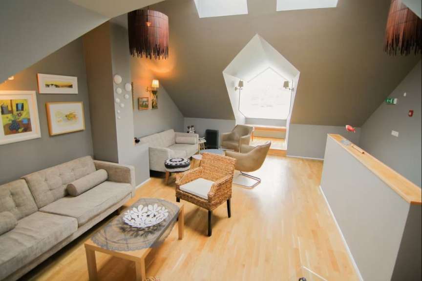 Ein Wohnzimmer mit einem Couchtisch und Stühlen