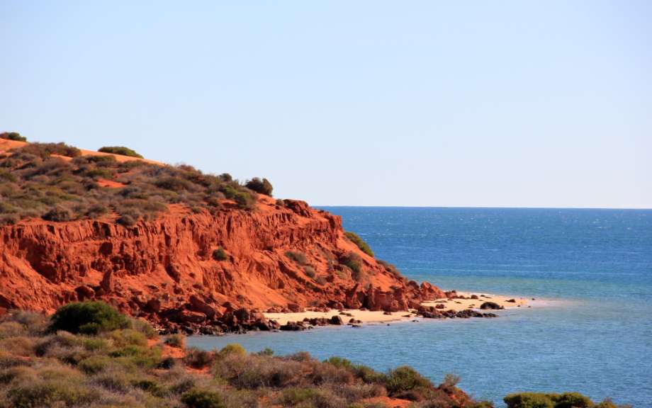 Eine rote Klippe mit Blick auf den Ozean