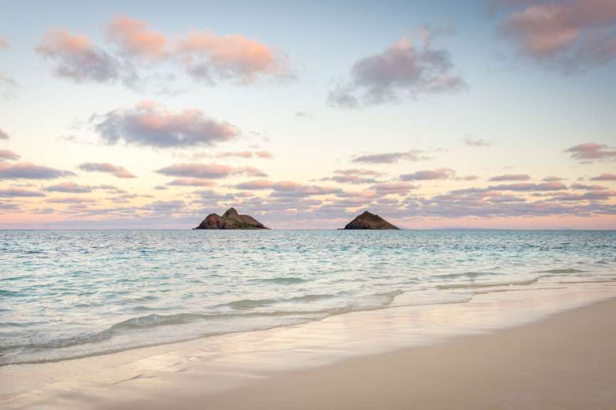 Ein Strand mit zwei Felsen im Ozean