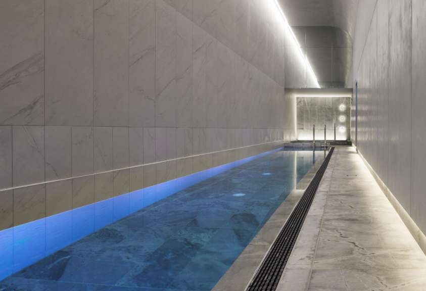 Ein sehr langes Schwimmbad mit blauem Licht