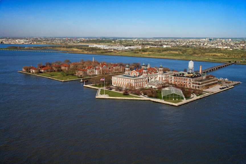 Eine kleine Insel im Wasser mit einem großen Gebäude darauf