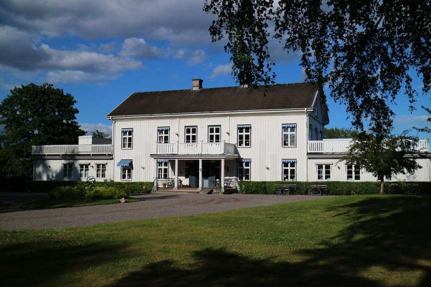 Ein großes weißes Haus mit vielen Fenstern
