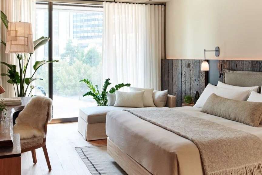 Ein Hotelzimmer mit einem großen Bett und einem Stuhl