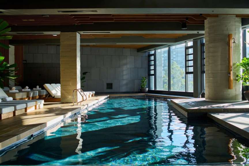 Ein großer Swimmingpool in einem Gebäude mit vielen Fenstern