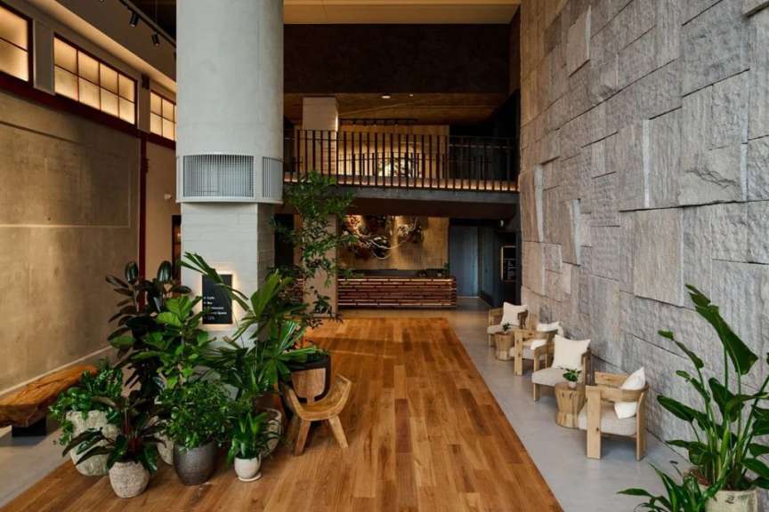 Ein Flur mit Holzböden und Stühlen und Pflanzen