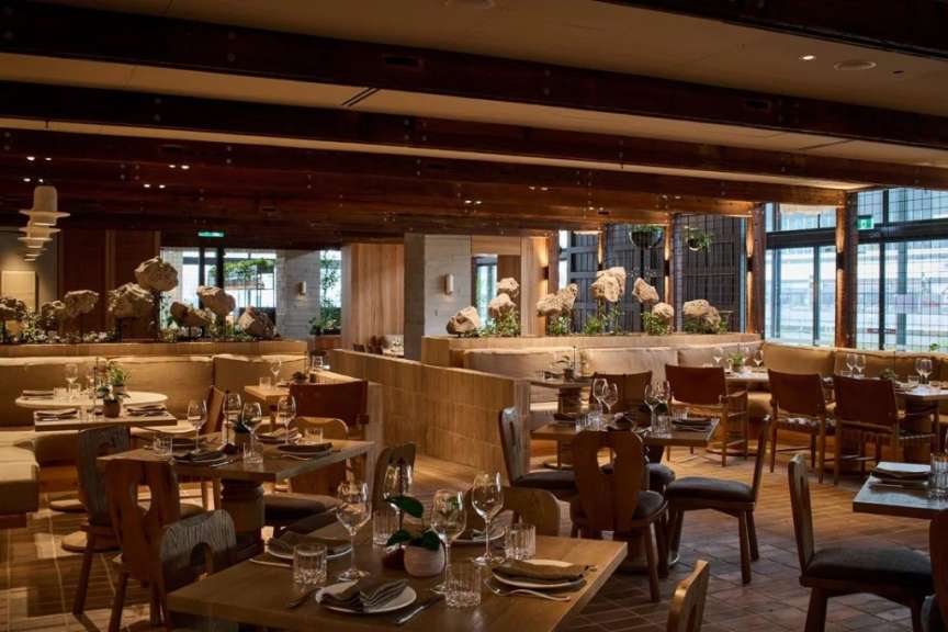 Ein Restaurant mit vielen Tischen und Stühlen