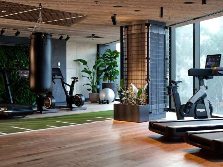 Ein Fitnessstudio mit vielen Geräten und einem Boxsack