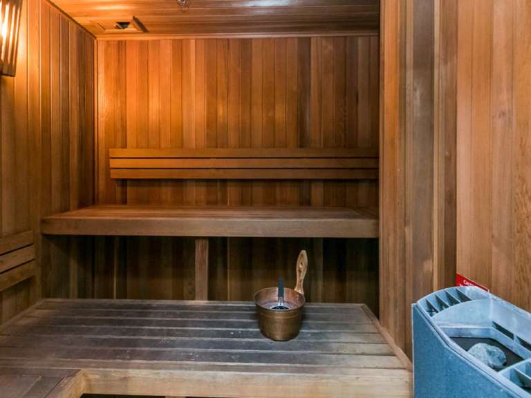 Eine Holzsauna mit einem Eimer und einem Löffel darauf