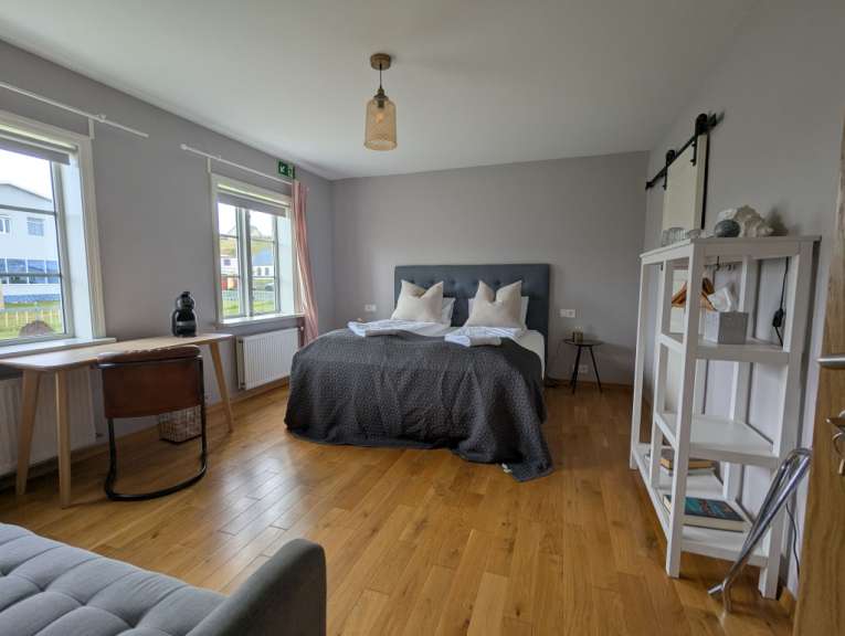 Ein Schlafzimmer mit einem Bett und einem Schreibtisch
