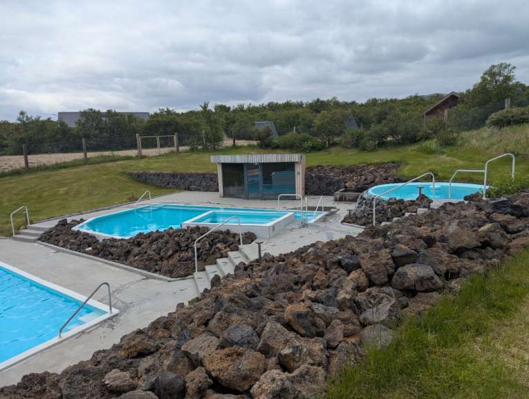 Ein Swimmingpool mit blauem Wasser umgeben von Felsen