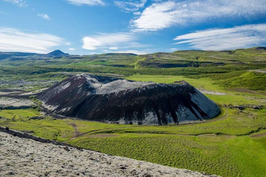 Ein großer Vulkan inmitten einer grünen Landschaft