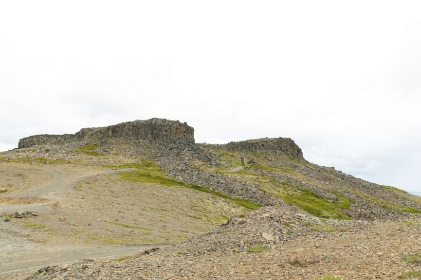 Ein felsiger Berg mit einem weißen Himmel im Hintergrund