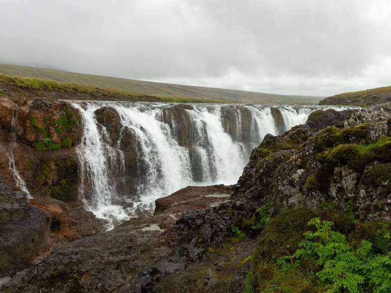 Ein Wasserfall inmitten einer felsigen Landschaft