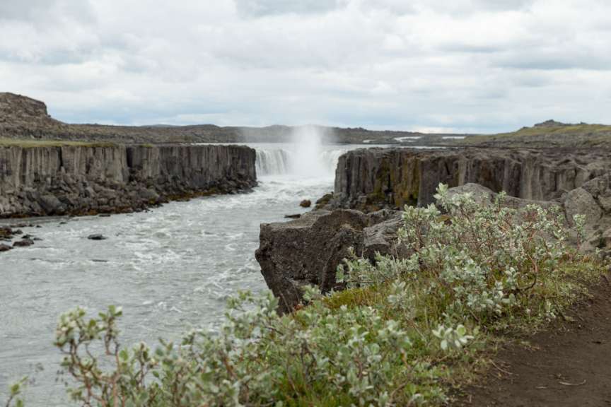 Ein Wasserfall stürzt in einen Fluss