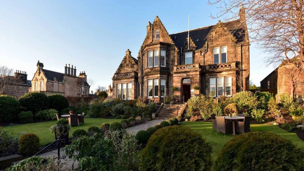 Ein großes Haus mit vielen Fenstern und einem Balkon