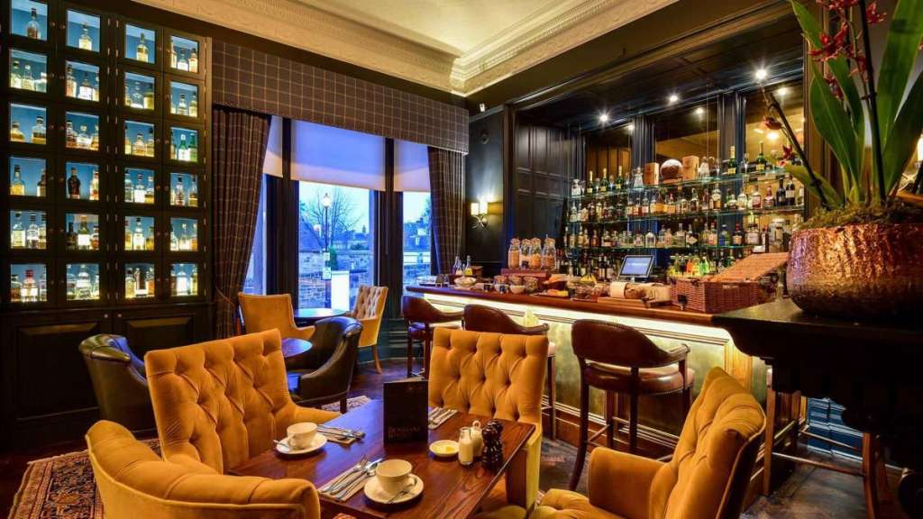 Ein Restaurant mit einer Bar und einem Tisch und Stühlen