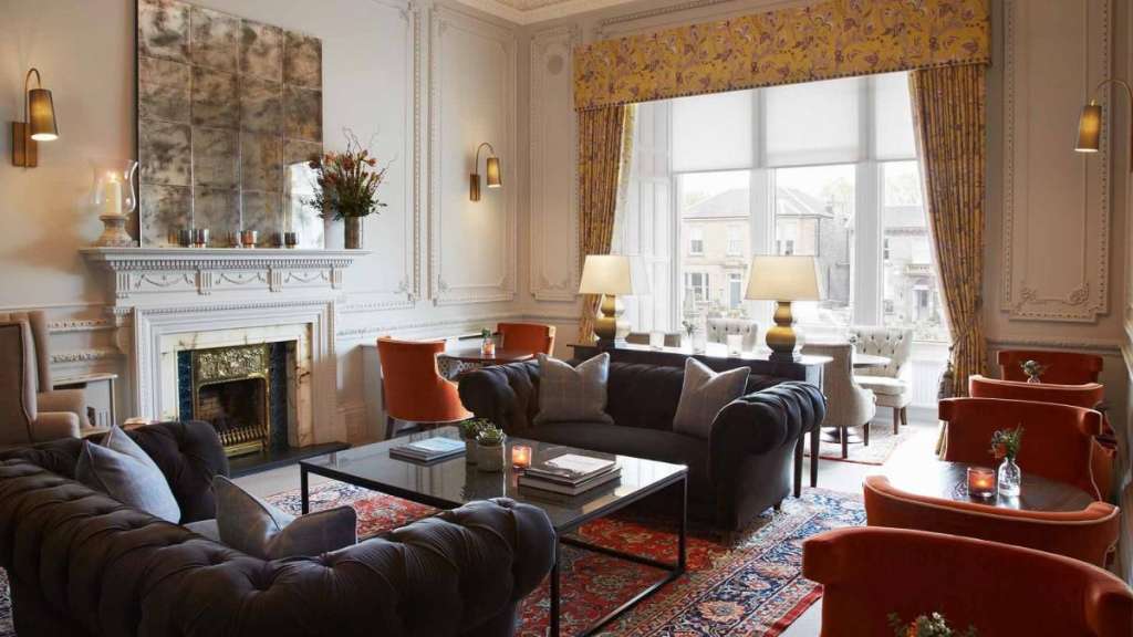 Ein Wohnzimmer mit vielen Möbeln und einem Kamin