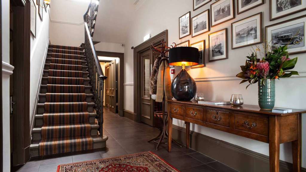 Ein Flur mit einer Treppe und einem Tisch