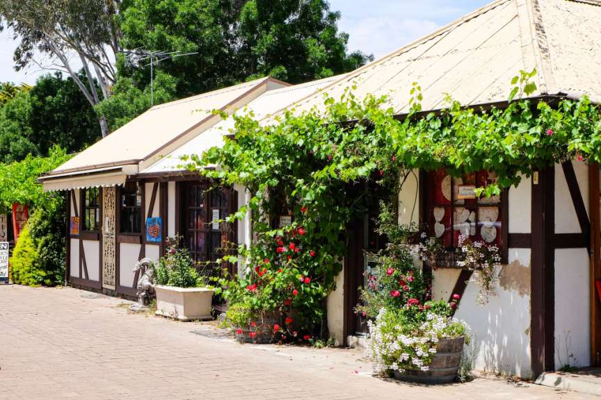 Ein kleines Gebäude mit einem Schild an der Seite, auf dem steht ‚ a ‘