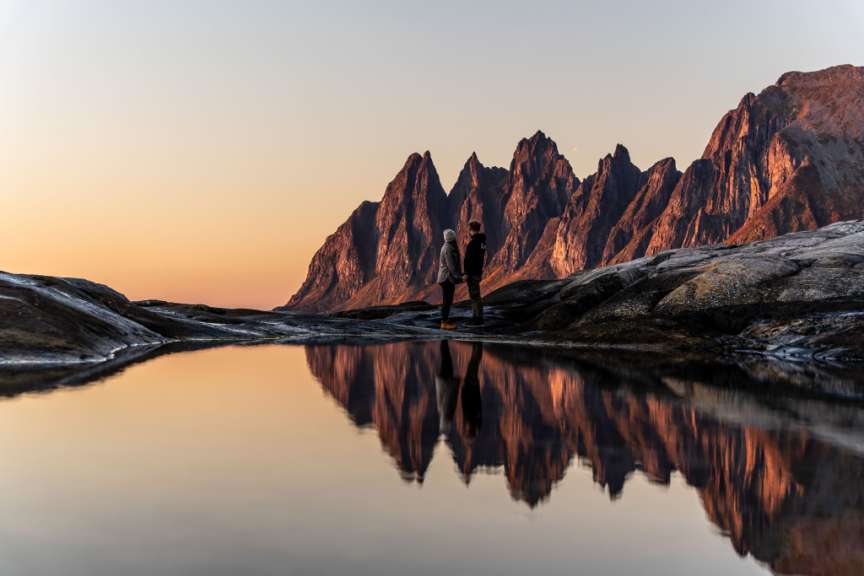 Panoramablick auf die Gebirgskette in Senja