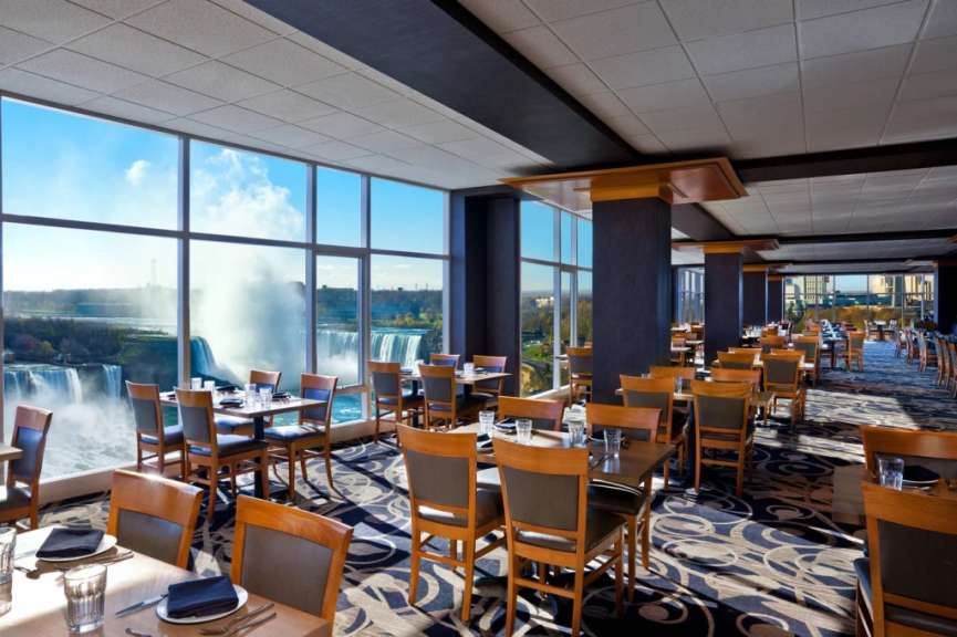 Dies ist ein Bild eines Restaurants mit einem Panoramablick auf die Niagarafälle.