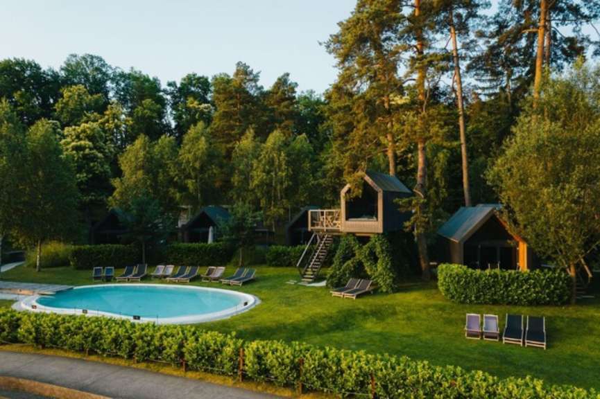 Thematisch gestaltet: Glamping-Resort am Ufer der Drau