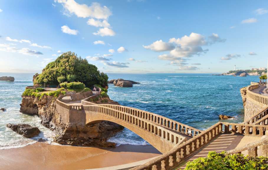 Brücke zur kleinen Insel nahe Biarritz