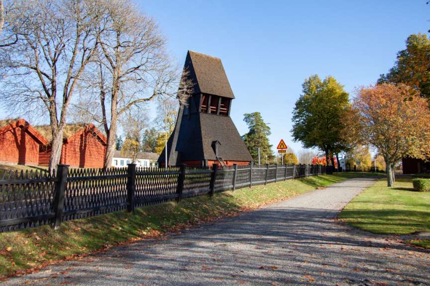 Hölzerner Glockenturm der Ljusnarsberg-Kirche