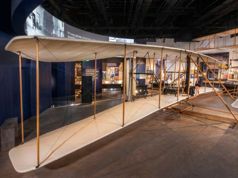 Ein Nachbau eines Flugzeugs aus dem frühen 20. Jahrhundert steht in einem Museum.