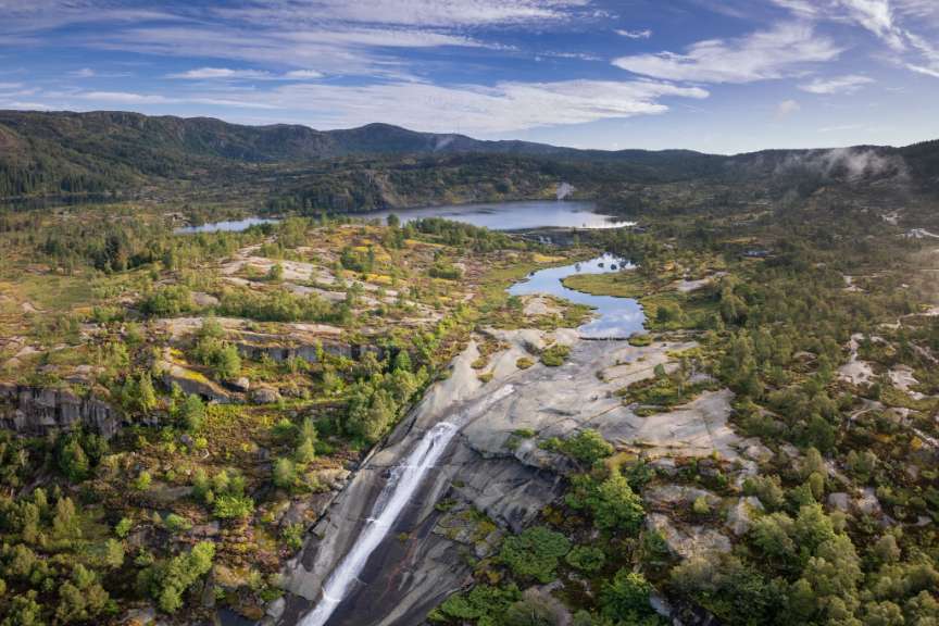 Blick auf den Wasserfall Skrelia