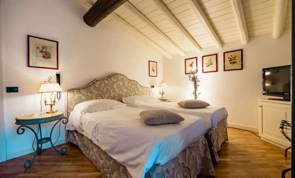 Ein schönes Zimmer mit zwei Betten und Gemälden an der Wand.