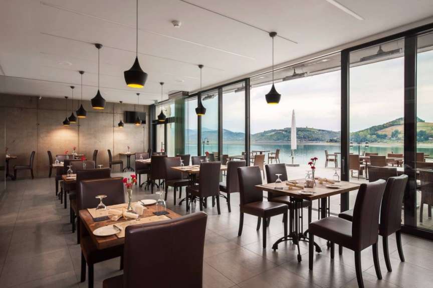 Restaurant mit Seeblick