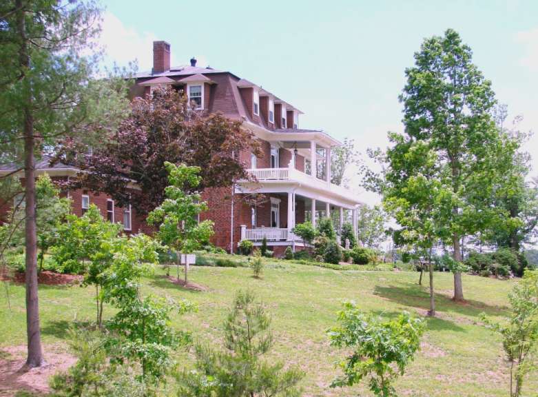 Weitblick in Berge: historische Pension in Asheville