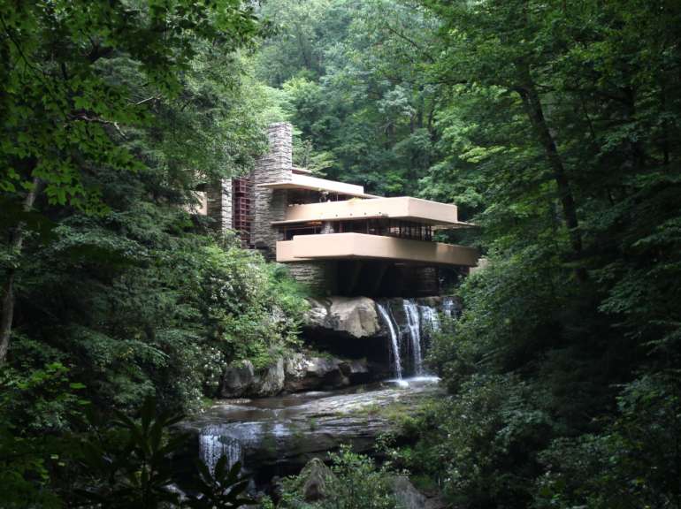 Ein architektonisches Meisterwerk, das auf einem Wasserfall in einem dichten Wald errichtet wurde.