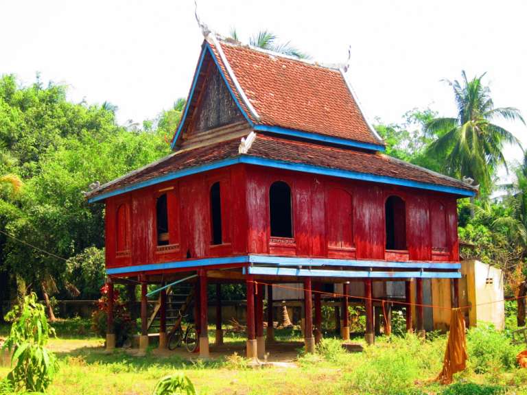 Auf dem Weg nach Kratie: traditionelle Unterkunft für Mönche