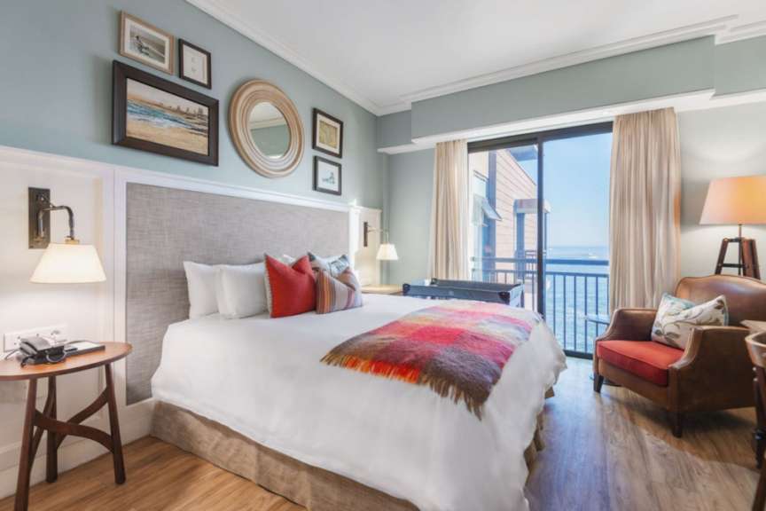 Ein luxuriöses Schlafzimmer mit Blick auf das Meer.