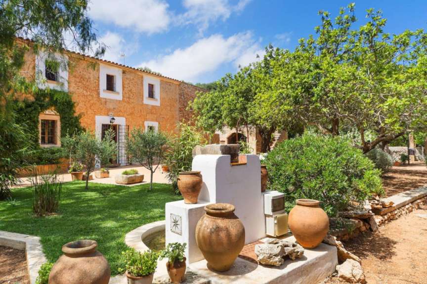 Weitläufige Anlage im Kiefernwald: Landgut in S'Horta