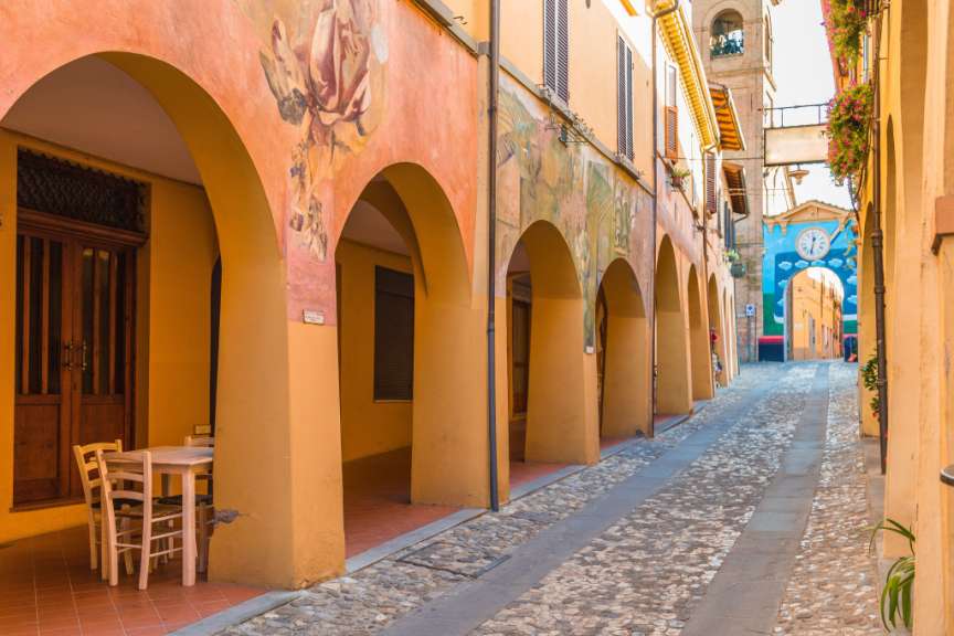 Mittelalterliches Straßenbild in Dozza