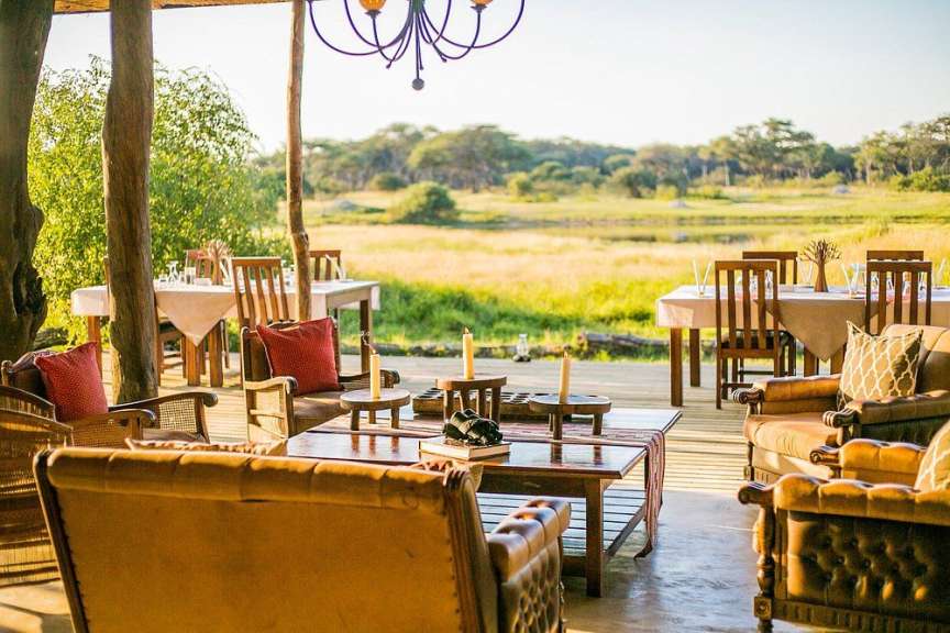 Mit Blick auf ein Wasserloch: Safari Camp